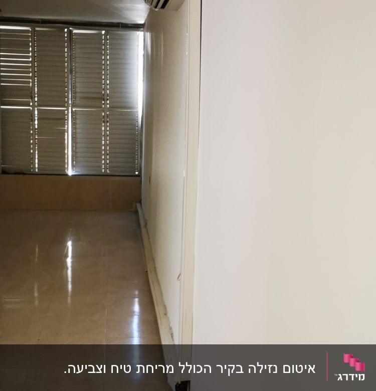 מזגן מותקן על קיר לבן בחדר ריק